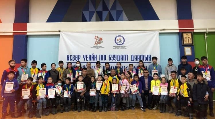 400 гаруй өсвөрийн даамчид өрсөлдөв